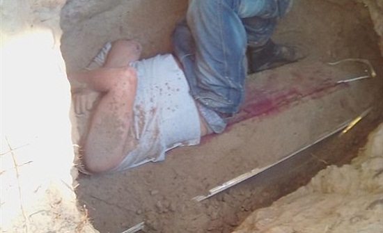 بسبب مطاردته في الأحلام .. رجل يحفر قبر حبيبته لينام أعلى نعشها .. صور