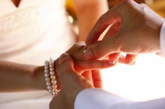 أب يشارف على الموت يحقق رغبة ابنته في يوم زفافها