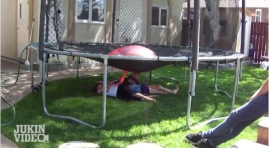 أب يوقع أولاده في مقلب