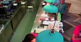 بالفيديو.. عجوز يسرق هاتف