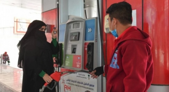 ميرفت بخاري.. أول سعودية حطمت هواجس “العيب” بإدارة محطة وقود ميرفت بخاري.. أول سعودية حطمت هواجس “العيب” بإدارة محطة وقود
