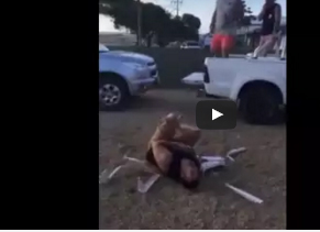 شاهد.. يغامر بجسده ليحطم كرسي بلاستيكى