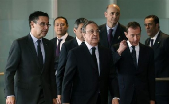 رئيس ريال مدريد في ملعب كامب نو معزياً بوفاة كرويف