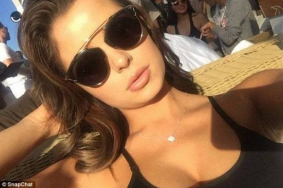 بالصور.. حسناء بريطانية لها وجه طفل وجسم امرأة!