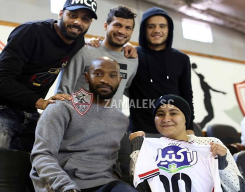 بالصور.. إدّعت إصابتها بالسرطان لتلتقي نجوم فريقها المفضل