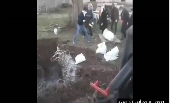 بالفيديو : كارثة إنسانية صادمة .. دفن مصابي كورونا أحياء في إيران
