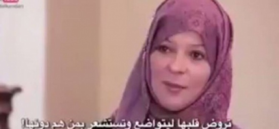 فيديو| امراة أوروبية أسلمت بعد أن سألت مسلمة فقيرة: "لماذا تصومين" ؟