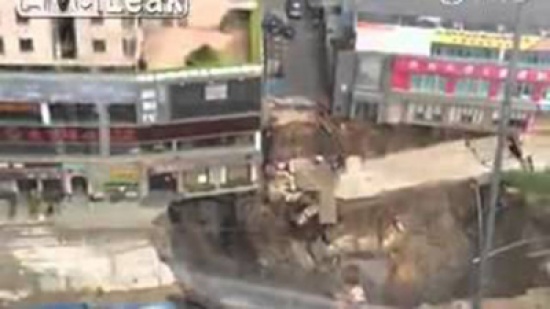 شاهد: لحظة حدوث انهيار أرضي في دنغوان الصينية