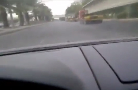 بالفيديو شاب يعبر بسيارته من تحت احدى الشاحنات بالفيديو شاب يعبر بسيارته من تحت احدى الشاحنات