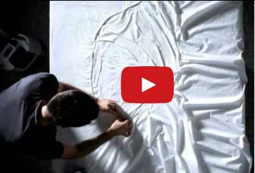 شاهد ماذا يفعل هذا الرجل بمكواة وقطعة قماش !