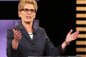 رئيسة وزراء أونتاريو الكندية توجه رسالة دعم للمسلمين من داخل مسجد