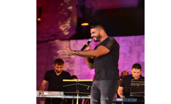 خالد سليم يقبّل خاتم زواجه... ويغنّي لها خالد سليم يقبّل خاتم زواجه... ويغنّي لها