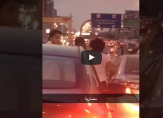 شاهد.. مشاجرة بين شخصين تتسبب في تعطل حركة المرور