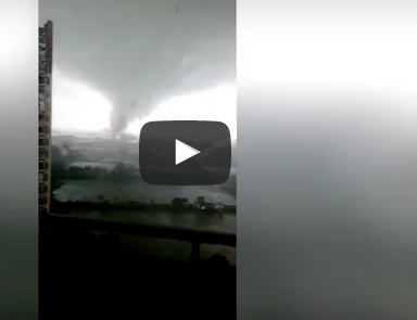 شاهد... رياح عاتية تضرب مدينة صينية