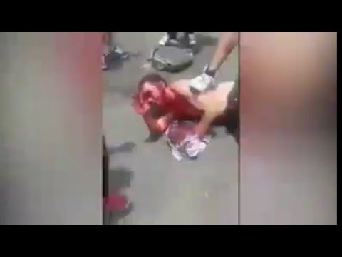 “فيديو”: مكسيكي تحرش بإمرأة نائمة.. فمسح به المارة “بلاط الأرض” “فيديو”: مكسيكي تحرش بإمرأة نائمة.. فمسح به المارة “بلاط الأرض”