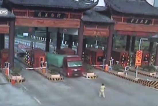 شاهد.. شاحنة عملاقة تهرب من سائقها بالصين