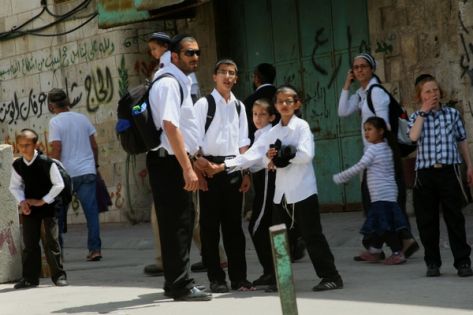 مستوطنون يحاولون اختطاف طفلا بيطا مستوطنون يحاولون اختطاف طفلا بيطا