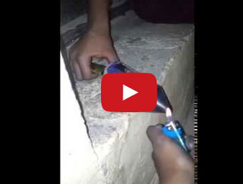 طفل يوثق لحظة إنفجار الألعاب النارية في وجه أخيه