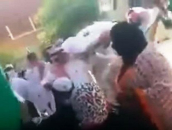 فيديو: والدة شهيد سعودي تستقبل جثمانه بالزغاريد