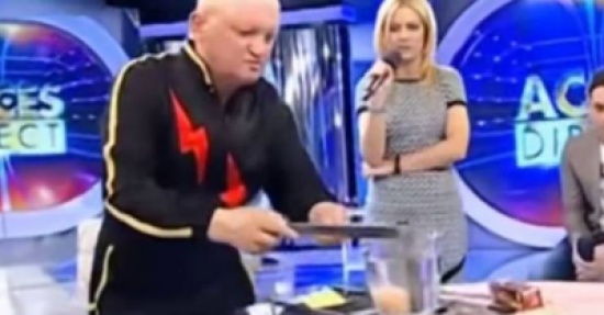 فيديو | رجل ينتج الكهرباء من جسمه ليطهو الأطعمة ! فيديو | رجل ينتج الكهرباء من جسمه ليطهو الأطعمة !