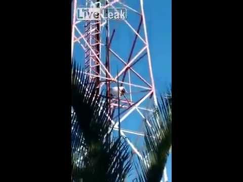 لحظة انتحار شاب من أعلى برج كهرباء (فيديو) لحظة انتحار شاب من أعلى برج كهرباء (فيديو)