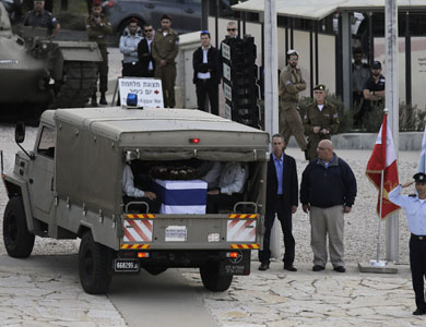 الموكب الجنائزي لشارون يتجه إلى النقب الملاصق لغزة لموراته الثرى