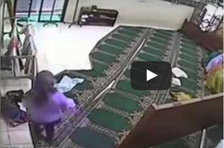 شاهد ماذا فعلت فتاة داخل مصلى للنساء !