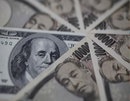 الدولار يتراجع لادنى سعر له في شهر مقابل الين الدولار يتراجع لادنى سعر له في شهر مقابل الين
