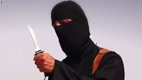 الاقتراب من التعرف على قاتل الصحفي الامريكي رغم لباسه الاسود الكامل