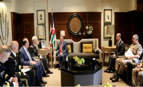 الملك يستقبل قائد قيادة العمليات الخاصة الأمريكية