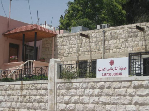 جمعية الكاريتاس توزع مساعدات انسانية على المحتاجين