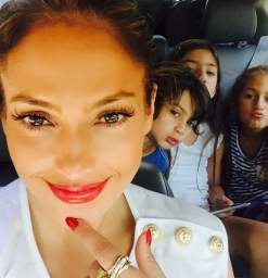 جينيفر لوبيز في "Selfie" مع توأمها جينيفر لوبيز في "Selfie" مع توأمها