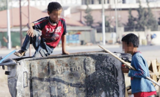 سالم ... طفل لا يعرف طعام البيت ... ويعيش على حاويات القمامة سالم ... طفل لا يعرف طعام البيت ... ويعيش على حاويات القمامة