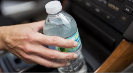 فيديو| احذروا وضع قارورة المياه في السيارة بهذا الشكل!!