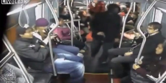 بالفيديو .. جاء ليسلب الركاب فاصبح فريسه للركاب