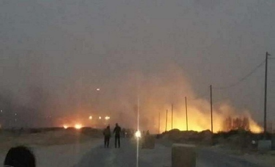 فيديو وصور.. شبان غزة يقتحمون السياج الحدودي مع إسرائيل بالعشرات ويحرقون موقع كرم أبو سالم