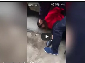 رجل يسحل زوجته من شعرها وسط ضحكات المارة