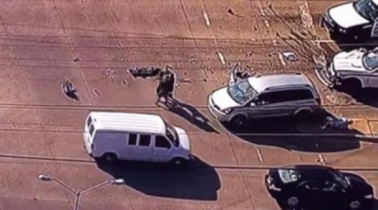 شاهد.. فتاة أمريكية تلقي القبض على سارق وتوسعه ضربًا