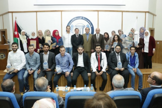 جامعة فيلادلفيا تكرم أوائل خريجي الفوج الحادي والعشرين