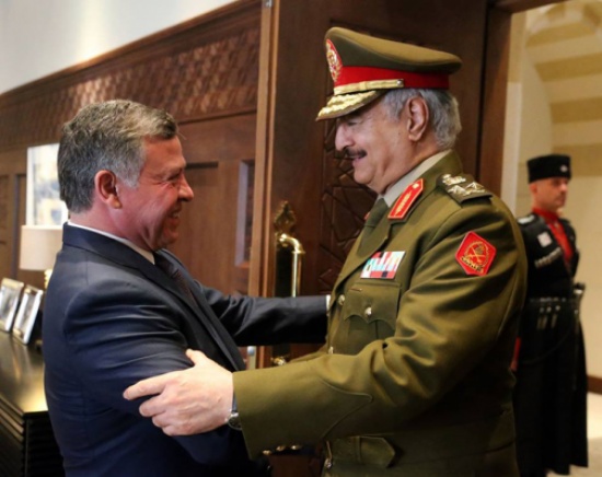 بالصور : الملك يلتقي حفتر بالصور : الملك يلتقي حفتر