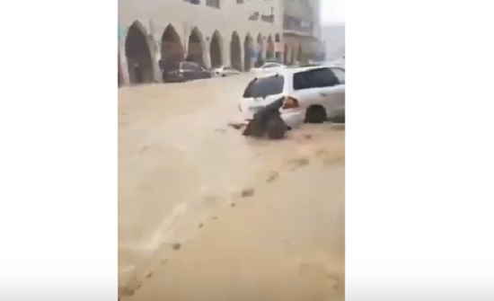 مطالب بتعويض التجار المتضررين من مياه الامطار مطالب بتعويض التجار المتضررين من مياه الامطار