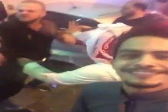 شاهد.. شاب يصور سيلفي مبتسمًا وسط مضاربة جماعية !