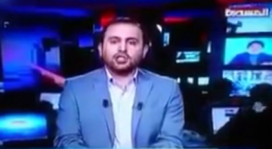 شاهد.. مذيع يمني يتلو خبر مقتل شقيقه