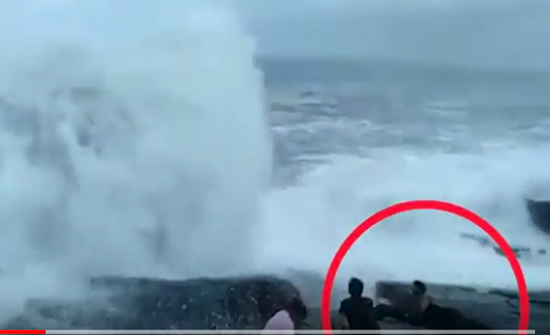 بالفيديو: لحظة غرق شاب أثناء التقاط "صورة سيلفي"