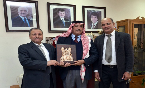 بالصور :  رئيس الطفيلة التقنية يكرم شركة مشروع رياح الأردن للطاقة