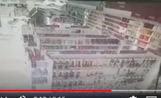 لحظة اقتحام سيارة صيدلية (فيديو) لحظة اقتحام سيارة صيدلية (فيديو)