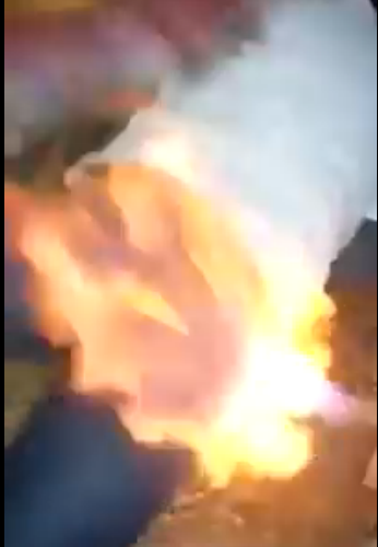 بالفيديو.. طالبان يشعلان النار في زميلهما أثناء نومه بالفيديو.. طالبان يشعلان النار في زميلهما أثناء نومه