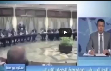 شاهد.. سقوط اللوحة الخلفية على مذيع عربي أثناء قراءة النشرة