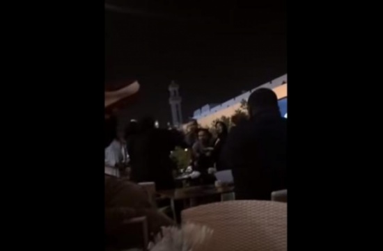السعودية: نظرت لزوجها فرمتها الزوجة بدلة القهوة (فيديو) السعودية: نظرت لزوجها فرمتها الزوجة بدلة القهوة (فيديو)
