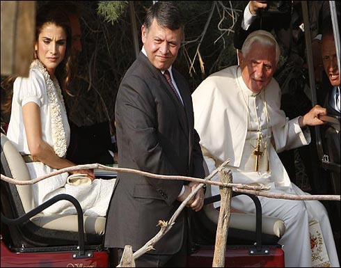 الملك : الوضع الراهن وصفة للدمار المتبادل .. والبابا : اشكر الله على زيارة الاردن